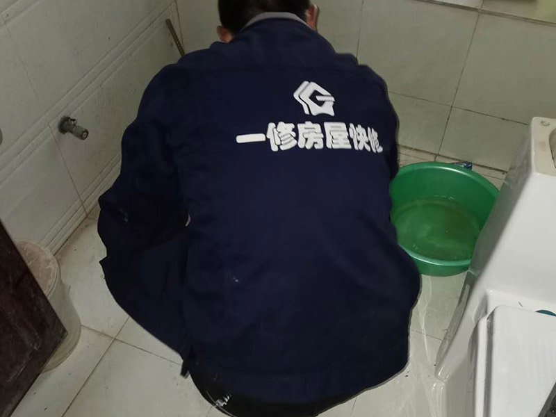 衛(wèi)生間滲水比較輕微，衛(wèi)生間不砸瓷磚做